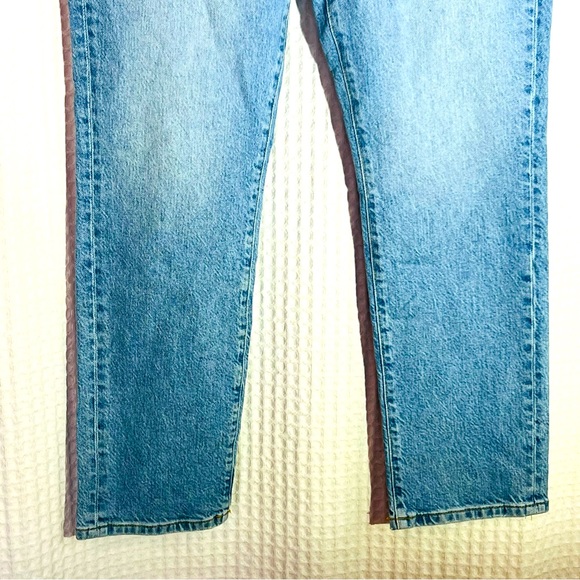 Good American Women med blue light jean high waist ,cool classic, distress Sz 8 - Picture 6 of 16